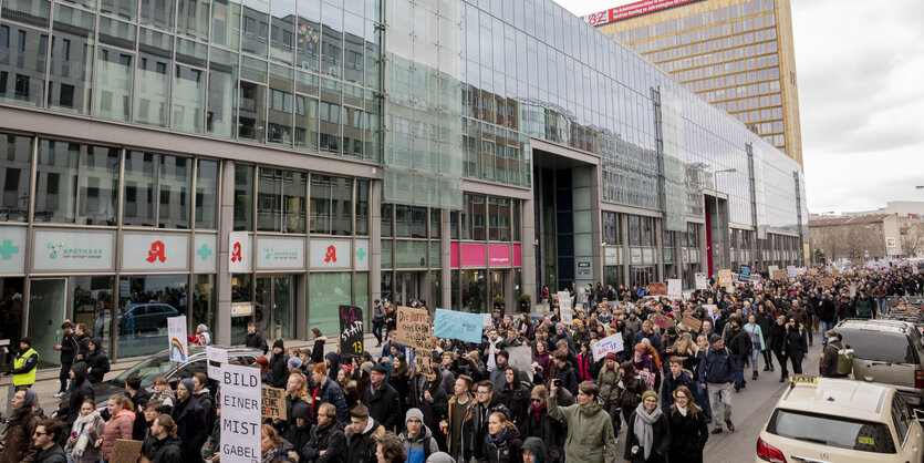 Demonstrierende vor dem Springer-Gebäude