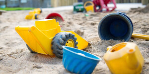 Kinderspielzeug in einem Sandkasten