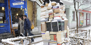 EIn schneebedeckter Bücherturm in der Graefestraße