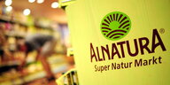 Das Alnatura-Logo, darunter steht „SUPER NATUR MARKT“