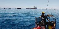 Hendrik Simon steuert das Beiboot der "Iuventa" durch das Mittelmeer.