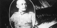 Alte Schwarz-Weiß-Aufnahme mit den Profilen zweier Kriegsgeneräle - auf einem Hintergrund mit Palmenblättern