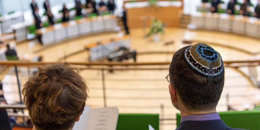 Ein Mann mit einer Kippa auf dem Kopf verfolgt die Gedenkveranstaltung des sächsischen Landtages für die Opfer des Nationalsozialismus.