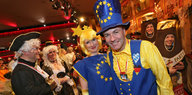 Manfred Weber mit seiner Frau Andrea verkleidet mit grell-bunten Europa-kostümen