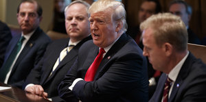 Donald Trump spricht während eines Treffens im Weißen Haus