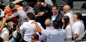 Juan Guaidó grüßt in Caracas eine Menschenmenge
