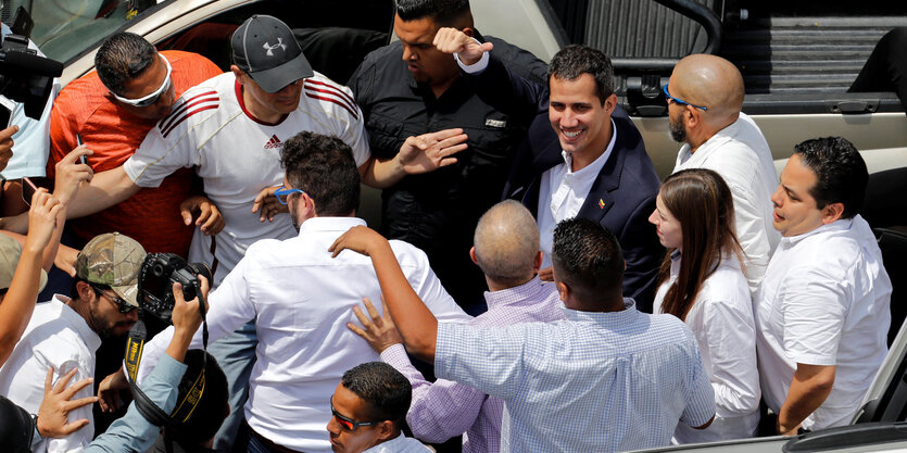 Juan Guaidó grüßt in Caracas eine Menschenmenge