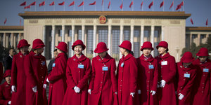 Frauen in roter Uniform reihen sich nebeneinander auf