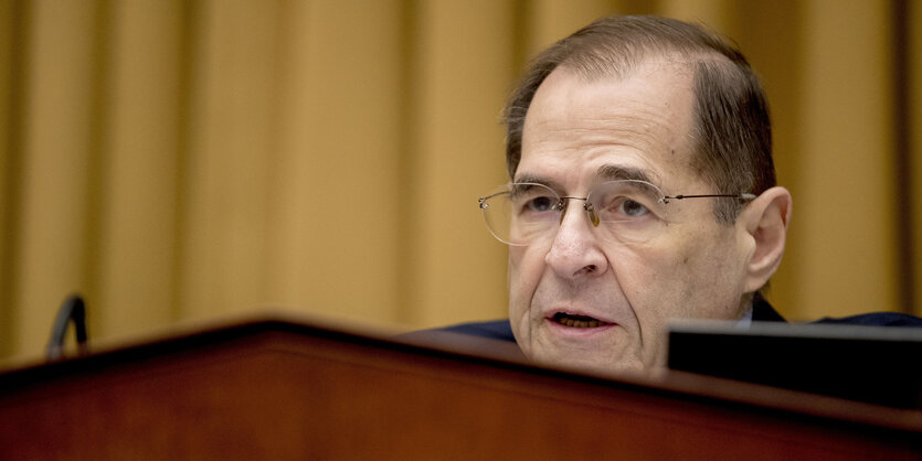 Jerrold Nadler, Chef des Justizausschusses des US-Repräsentatenhauses sitzt vor einem Tisch