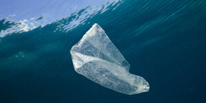 Eine Plastiktüte treibt im Meer.