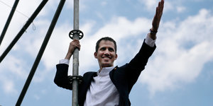 Juan Guaidó klettert auf ein Gerüst