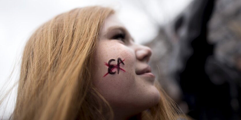 Demonstration, zu lesen ist unter anderem "Zensurfilter" auf einem Transparent