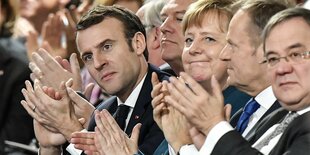 Macron, Merkel, Tusk und Laschet klatschend nach der Unterzeichnung des deutsch-französischen Freundschaftsvertrags in Aachen, Januar 2019