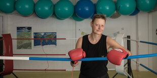 Claudia Fingerhuth steht mit Boxhandschuhen Ring