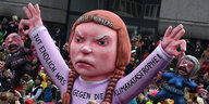 Ein Mottowagen beim Karneval bildet die schwedische Klimaaktivistin Greta Thunberg ab.