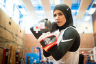 die junge deutsche profiboxerin zeina nasser steht bereit mit boxhandschuhen in der halle ihres vereins