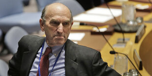 Profil Elliott Abrams, im Hintergrund ein Tisch in einem Sitzungssaal