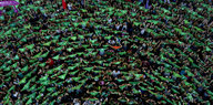 Tausende Demonstranten halten grüne Tücher über ihre Köpfe aus Protest gegen die Kriminalisierung von Abtreibungen