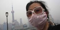 Chinesin mit Atemschutzmaske in Shanghai