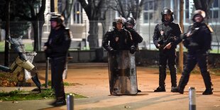 Polizeipatrouillie am Sonntag Abend in Grenoble