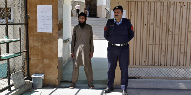 Zwei Männer vor Moscheeeingang