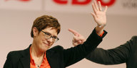 Annegret Kramp-Karrenbauer, CDU-Bundesvorsitzende, winkt beim 24. Politischen Aschermittwoch der CDU Mecklenburg-Vorpommern den Gästen zu.