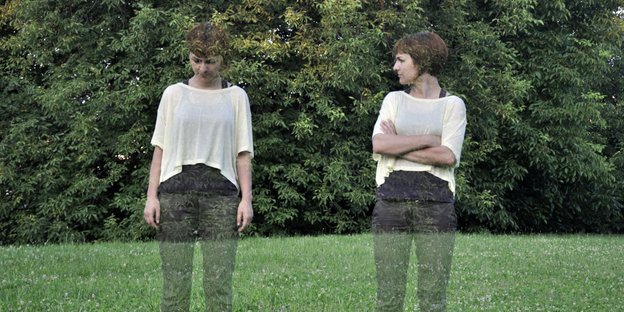 Eine Frau steht auf einem Rasen, sie ist zweimal zu sehen, der Körper ist transparent