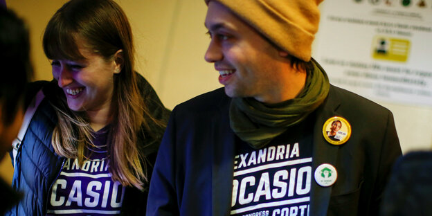 Zwei junge Leute mit Unterstützer-T-Shirts