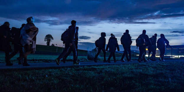 Nächtliche Aufnahme in Bayern, Wegscheid: Flüchtlinge gehen hinter der deutsch-österreichischen Grenze zu einer Notunterkunft.