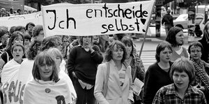 Frauen im Jahr 1979, die ein Banner mit der Aufschrift "Ich entscheide selbst" tragen
