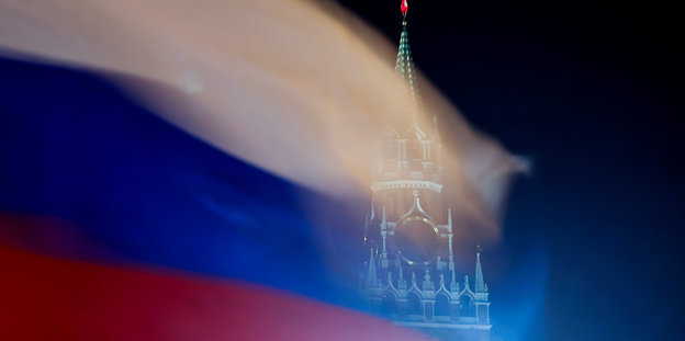 Der Kreml hinter einer durchsichtigen Russland-Fahne