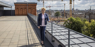 Oberbürgermeisterin Hanna Zdanowska posiert auf einer Terasse.