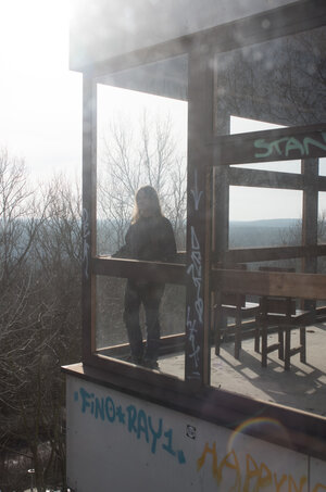 Wolfram Liebchen schaut aus einem Fenster auf den Teufelsberg Wolfram Liebchen schaut aus einem Fenster auf den Teufelsberg