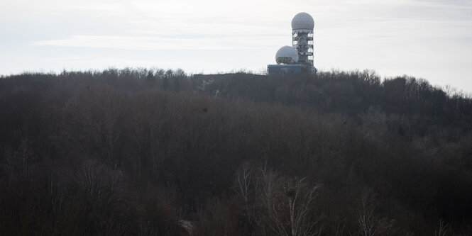 Die ehemalige Abhörstation auf dem Teufelsberg im Grunwald von weitem gesehen