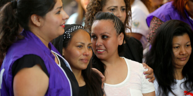 In El Salvador freuen sich Alba Lorena Rodriguez, Cinthia Marcela Rodriguez and Maria del Transito Orellana über ihre Freilassung