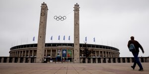 Olympischen Ringe hängen oben in der Luft am Osttor des Berliner Olympiastadions