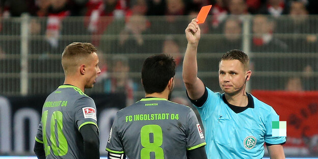 Ein Schiedsrichter zieht eine rote Karte