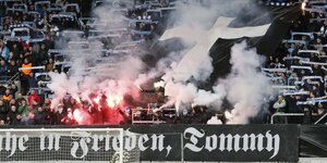 Fans des Chemnitzer FC zünden Bengalos im Stadion für Neonazi Tommy Haller. Dazu das Banner: „Ruhe in Frieden, Tommy“
