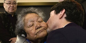 Kanadas Regierungschef Justin Trudeau küsst eine ältere Inuit, Angehörige der Ureinwohner in Kanadas Norden, auf die Wange