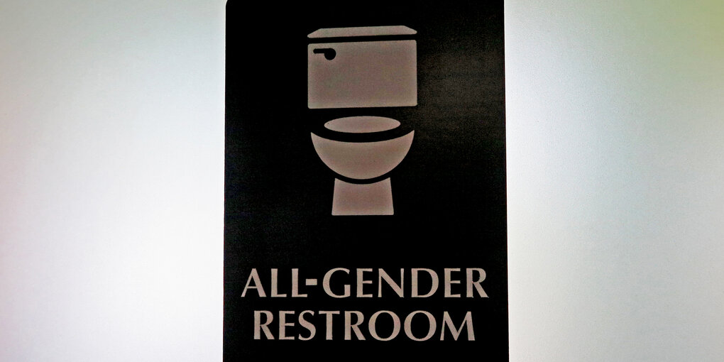 Schild mit einem Toilettensymbol und der Aufschrift „All-Gender-Restroom“