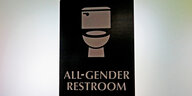 Schild mit einem Toilettensymbol und der Aufschrift „All-Gender-Restroom“