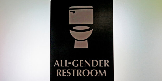 Schild mit einem Toilettensymbol und der Aufschrift „All-Gender-Restroom“