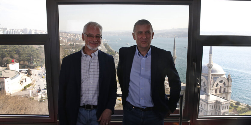 ZDF-Studioleiter Jörg Brase und „Tagesspiegel“-Korrespondent Thomas Seibert posieren in Istanbul für ein Foto, bevor sie die Türkei verlassen müssen