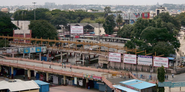 Ein Busbahnhof in Südindien