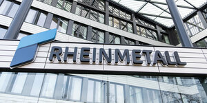 Das Firmenschild mit der Aufschrift Rheinmetall hängt vor einem Haus mit Stahlkonstruktion