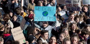 Viele Menschen auf einer Demo, sie halten Plakate für den Klimaschutz in die Höhe