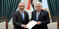 Mohammad Schtaje hält zusammen mit Palästinenserpräsident Mahmud Abbas die Ernennungsurkunde zum neuen Ministerpräsidenten