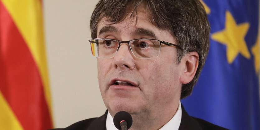 Carles Puigdemont vor einer Europa-Fahne