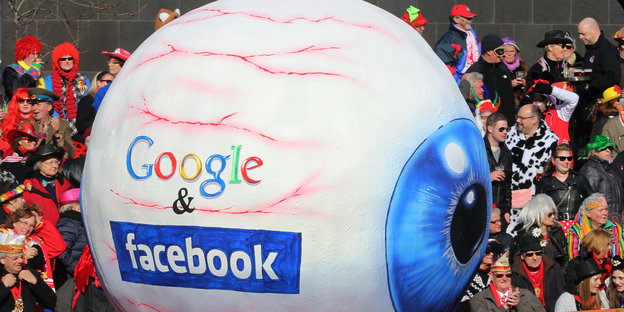 Karnevalswagen mit Google- und Facebook-"Auge"
