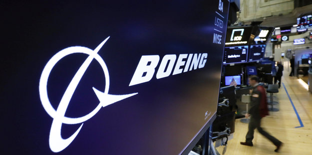 Ein Bildschirm an der New Yorker Börse mit dem Boeing-Logo